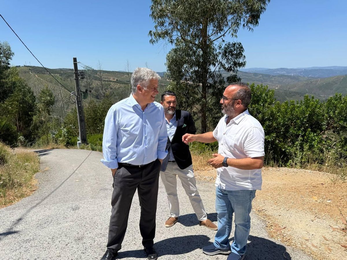 El presidente de la Diputación de Cáceres, Miguel Ángel Morales, segundo por la derecha, ayer en Paços do Concelho de Oleiros en Portugal.