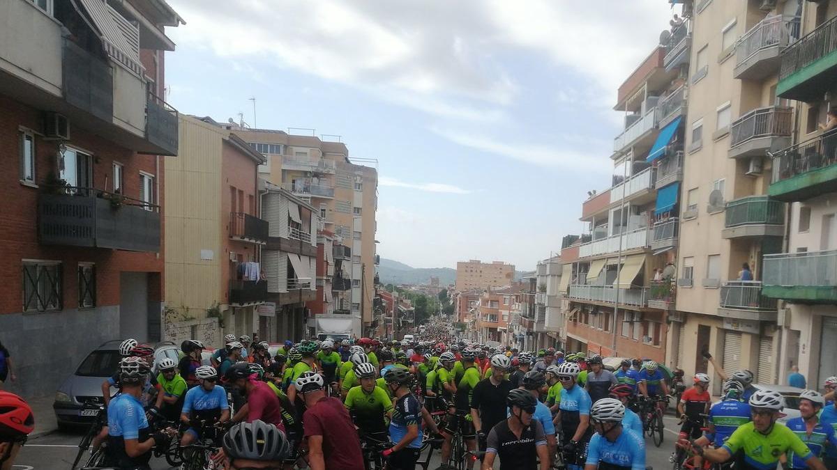 Centenares de amantes de la bici recorren las calles del municipio en recuerdo de los dos compañeros que fallecieron el pasado 21 de agosto en Castellbisbal tras ser arrollados por un coche que se dio a la fuga.