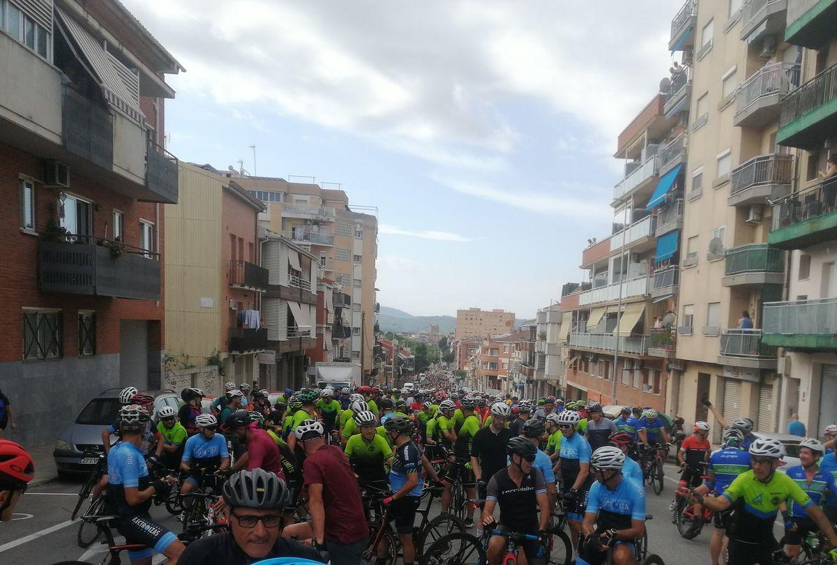 Centenares de amantes de la bici recorren las calles del municipio en recuerdo de los dos compañeros que fallecieron el pasado 21 de agosto en Castellbisbal tras ser arrollados por un coche que se dio a la fuga.