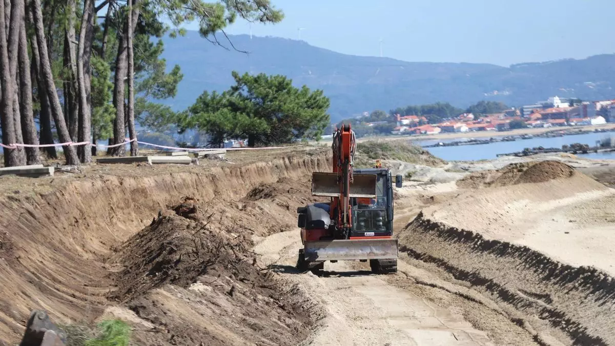 A Illa emplea madera para frenar la erosión del mar en punta do Furado