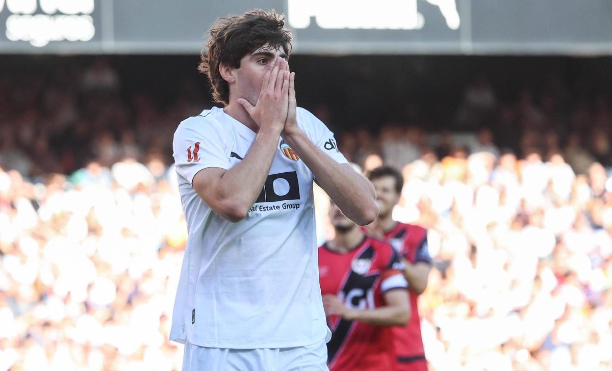 Javi Guerra después de estar cerca de marcar en la primera parte