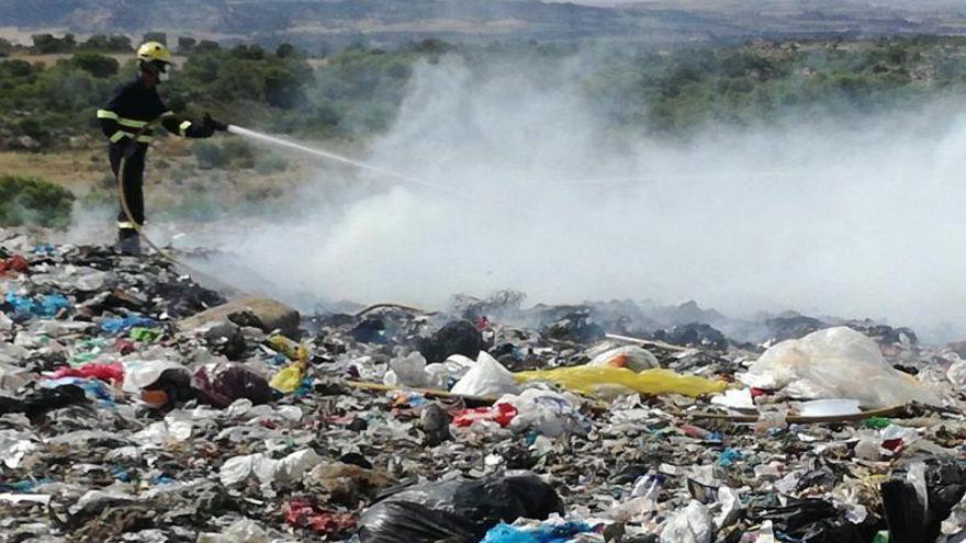 Extinguido un incendio en el vertedero comarcal de Alcañiz