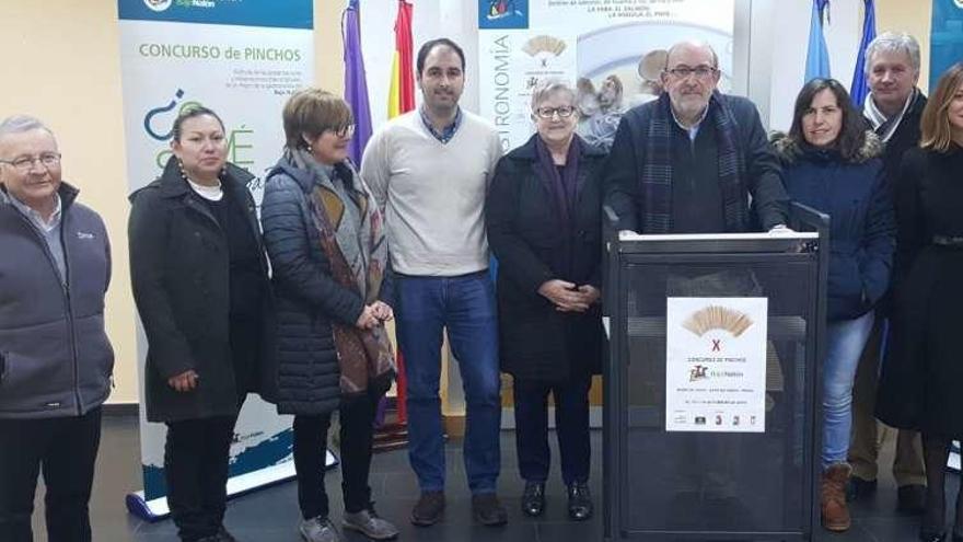 Representantes políticos y hosteleros del Bajo Nalón, en la presentación del concurso.