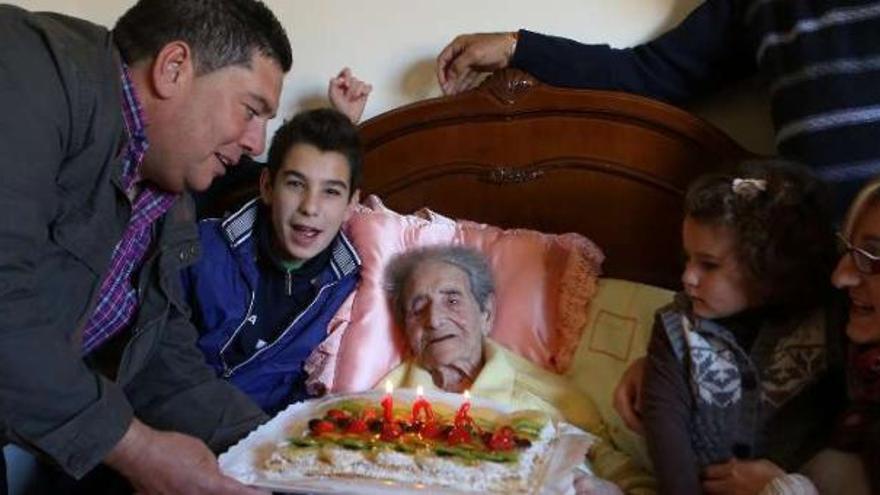 Elvira, ayer, junto a algunos de sus nietos, bisnietos y tataranietos, en su casa de Baredo.  // Ricardo Grobas