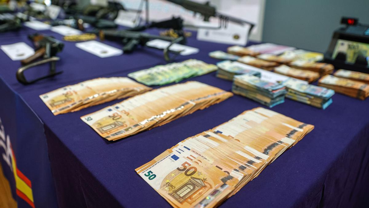 Parte del dinero y el material incautado en la operación contra el narco &#039;Matador&#039;.