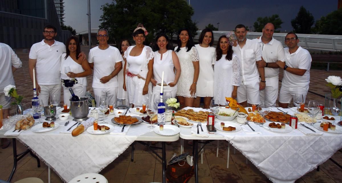 Cena en blanco junto a El alma del Ebro