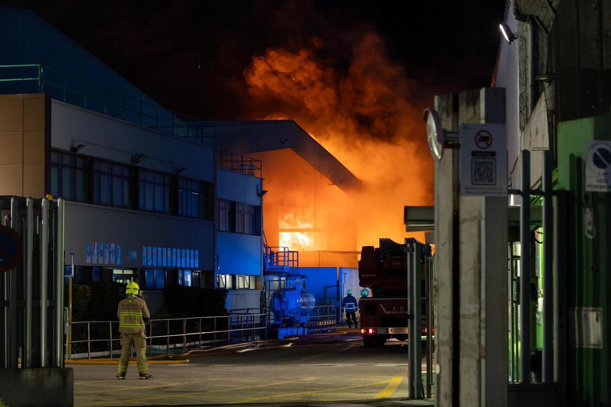 En imágenes I Incendio en la planta de Saica en Zaragoza