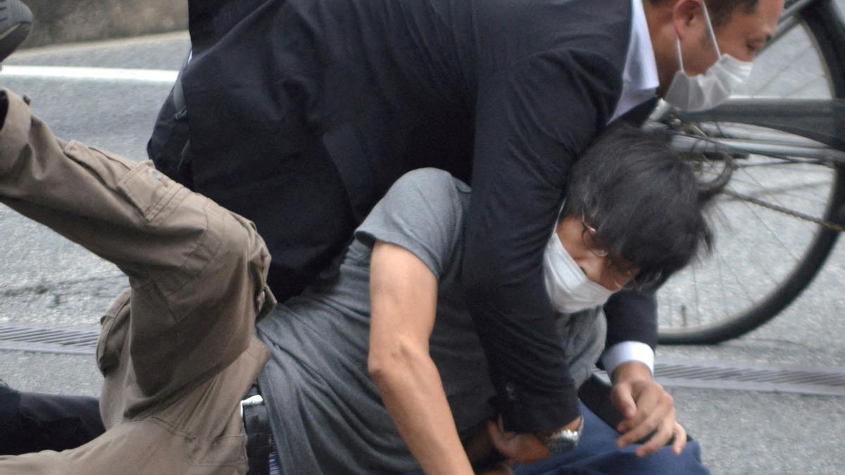 El presunto asesino de Shinzo Abe, retenido por agentes de policía