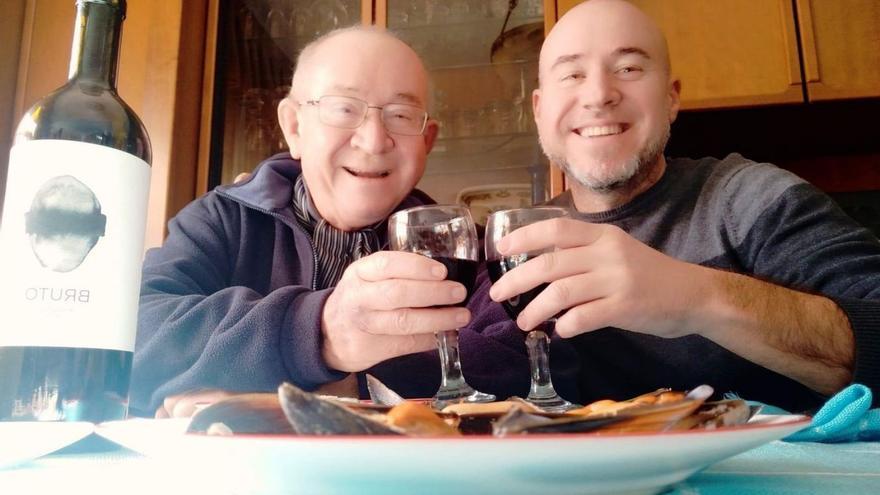 Trifón Abad, padre e hijo, disfrutando de un buen vino. | L.O.