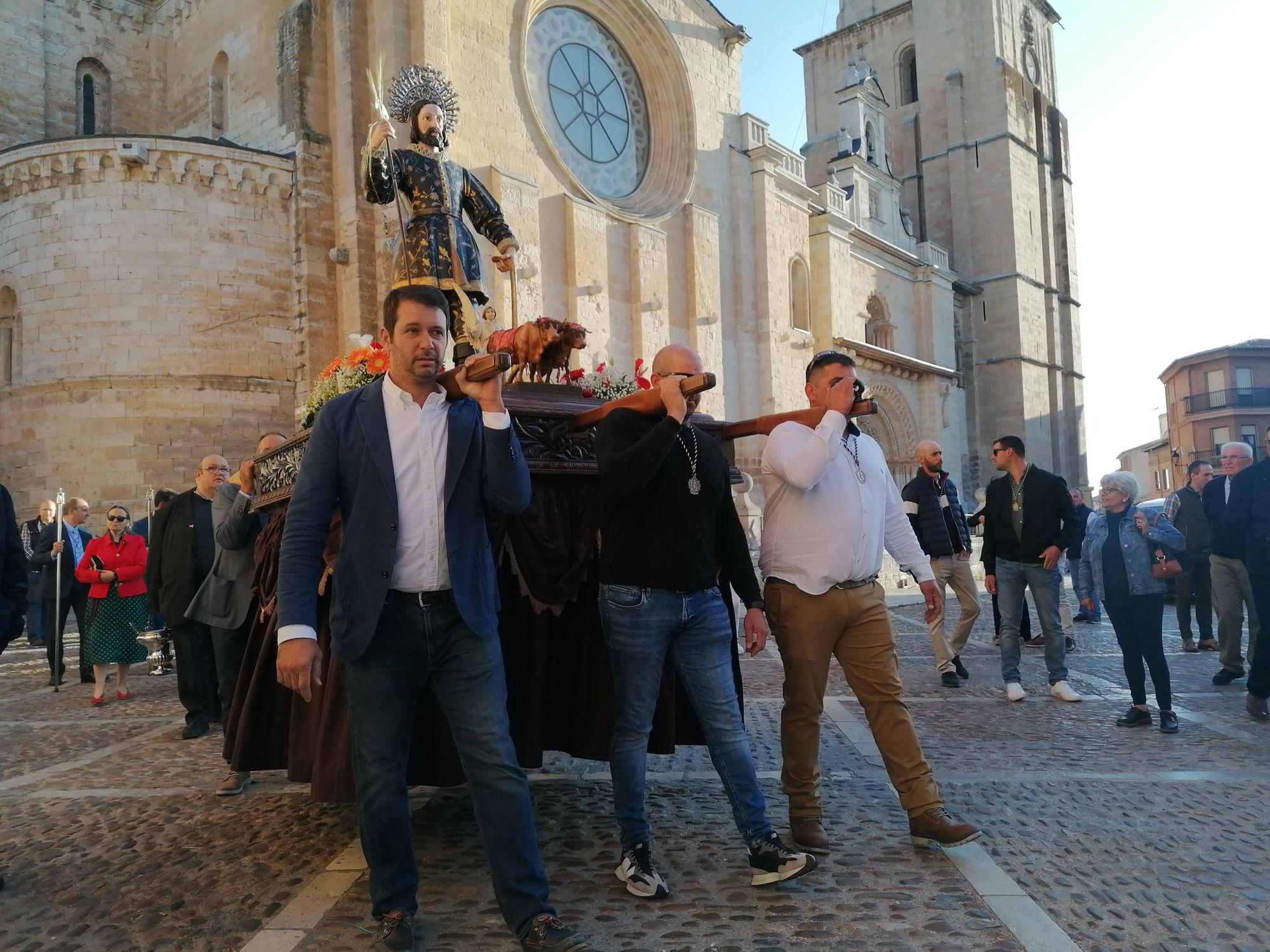 Toro implora a San Isidro que llueva