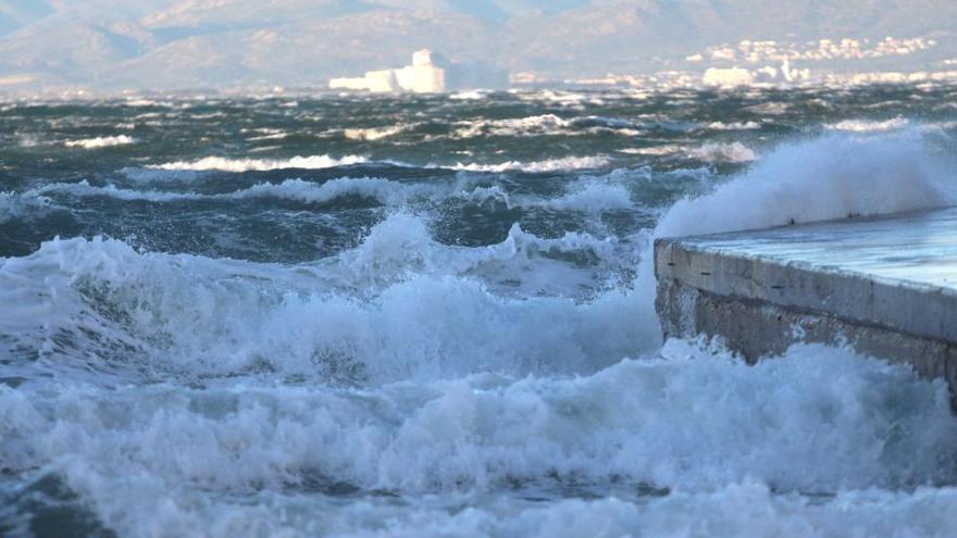 Alerta per fort onatge amb pics de fins a 4 metres a la Costa Brava centre i nord