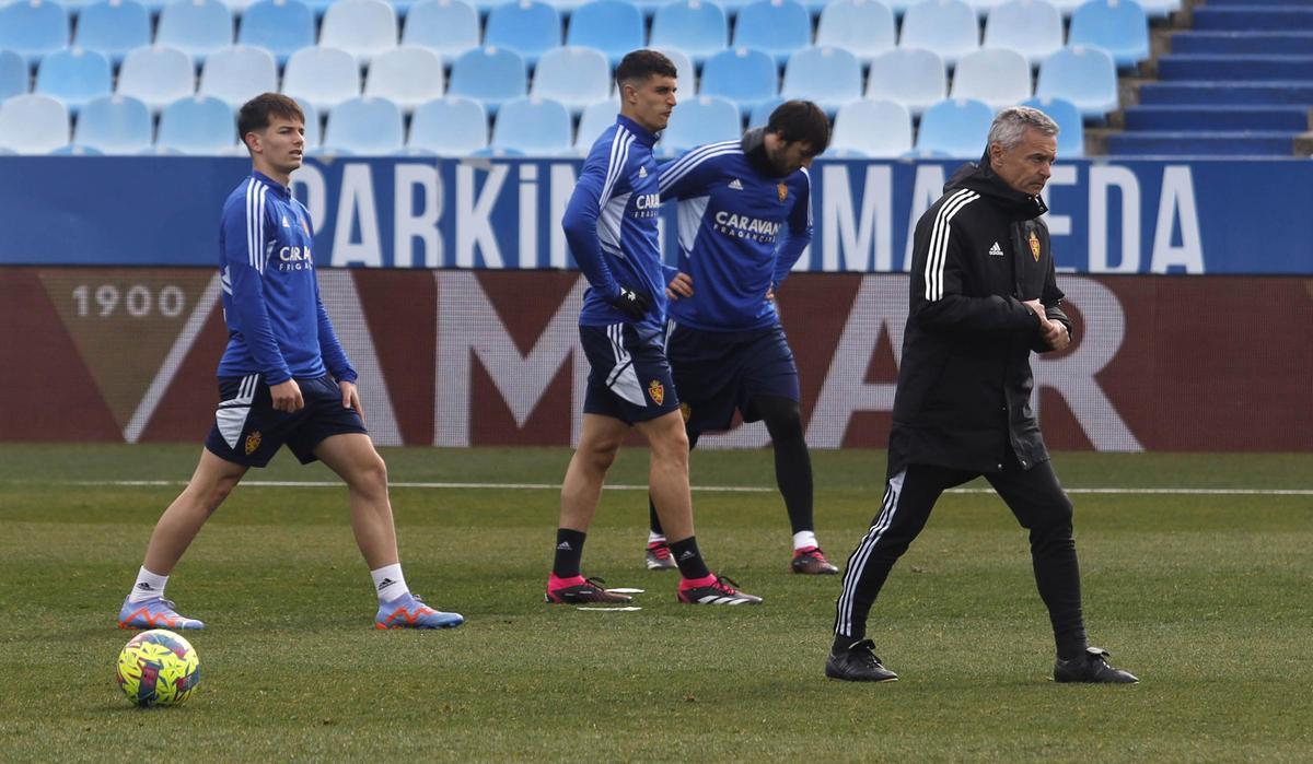 Luna, entre Pau Sans y Eugeni, en el entrenamiento de esta mañana de sábado.