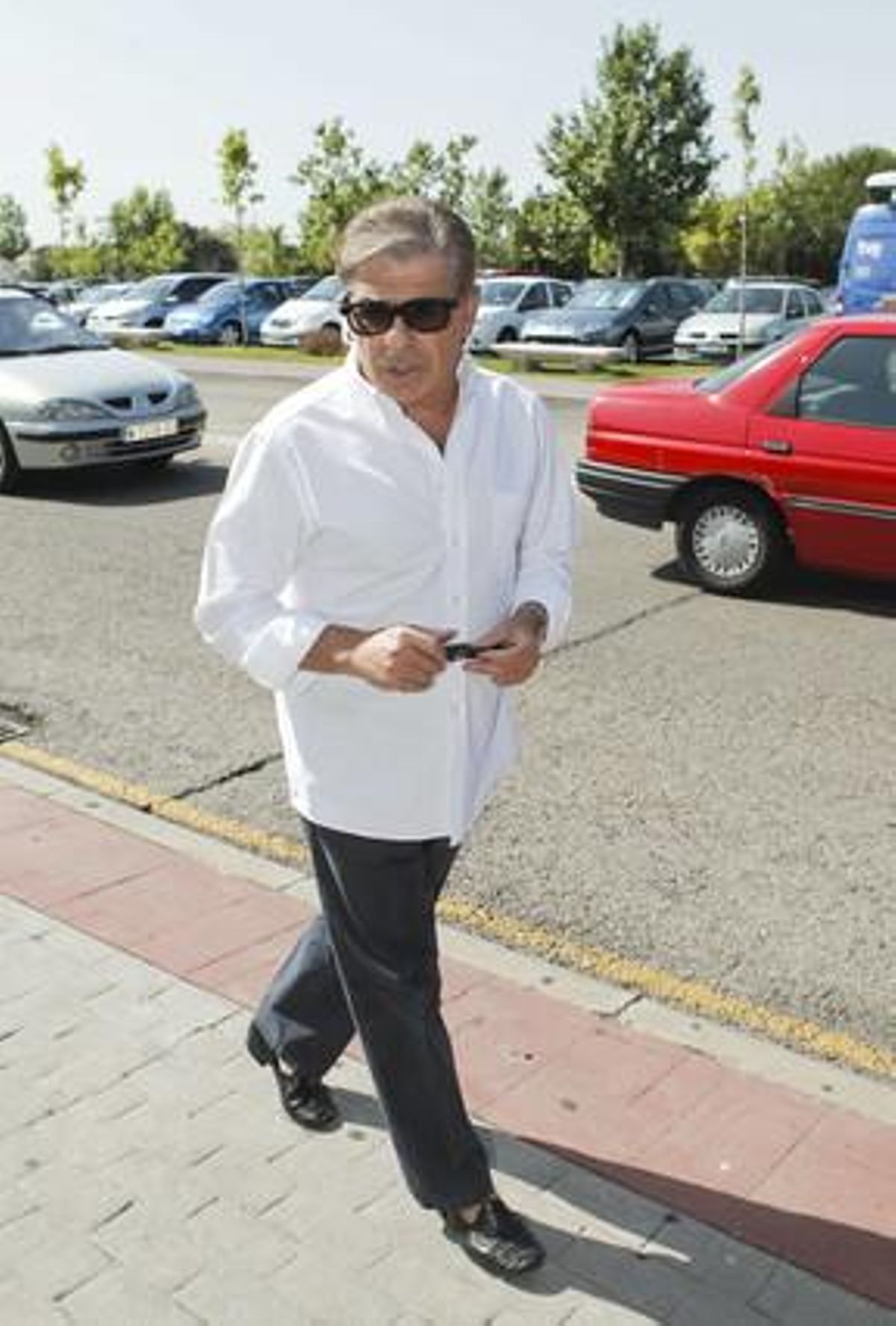 Pedro Ruiz arriba a la capella ardent de Concha García Campoy aquest divendres al matí.