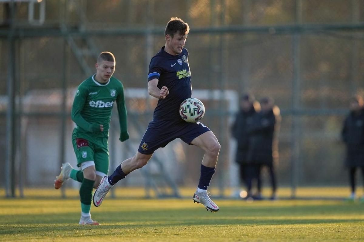 Marc Gual, en una jugada con el Dnipro ucraïnés.