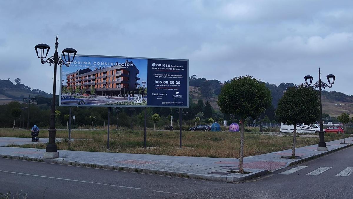 Valla anunciadora de la promoción de la calle Pracesa, en Lugo de Llanera.