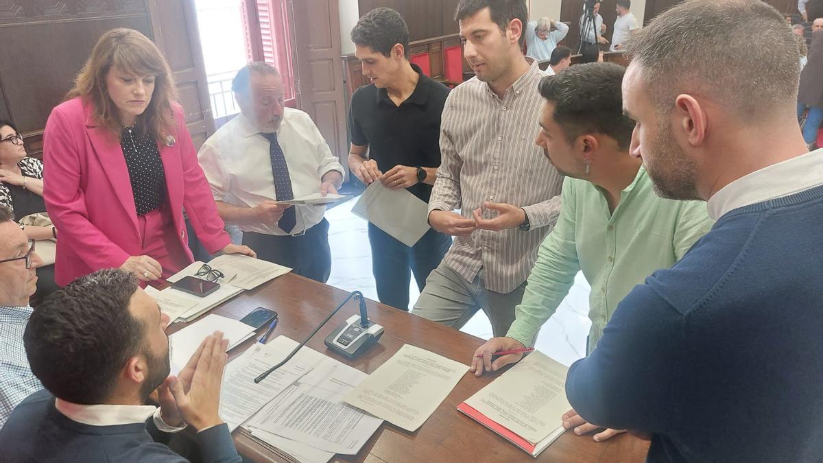 El alcalde y los portavoces municipales en una reunión de urgencia antes del pleno de Sagunt.