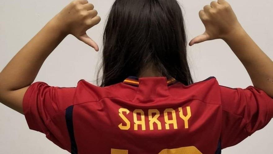 La joven Saray posa con la camiseta de la Selección Española con el dorsal &#039;10&#039;