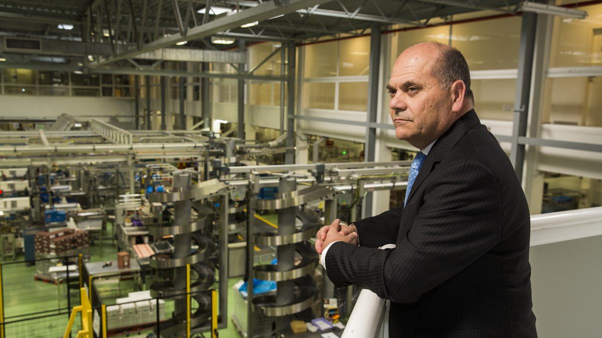 El presidente de Chocolates Valor, Pedro López, en la planta de producción, tras la entrevista.