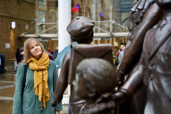Annie Lyons posa junto al monumento dedicado a los niños del Kindertransport, en Londres