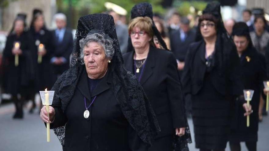 Un grupo de mujeres de luto y mantilla, en la procesión de Silleda.  // Bernabé/Gutier