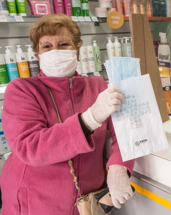 Reparto de mascarillas en las farmacias a mayores y población de riesgo