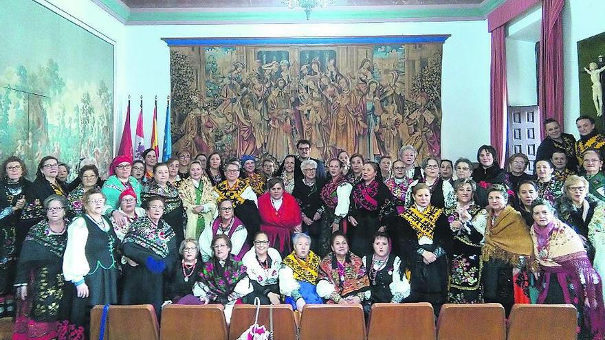 Las participantes en la fiesta posan con el alcalde en una foto de familia.