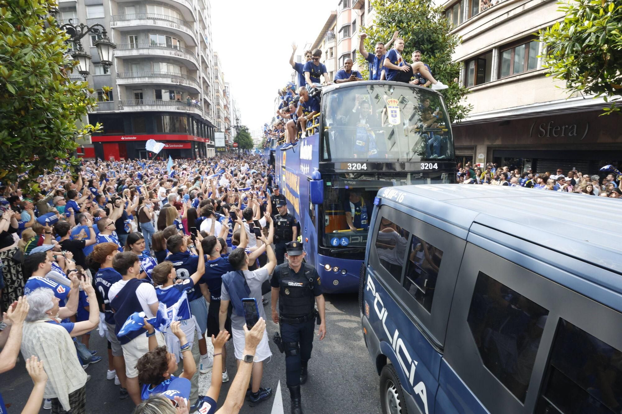 Locura azul en las calles de Oviedo para celebrar el ascenso del equipo a Primera División