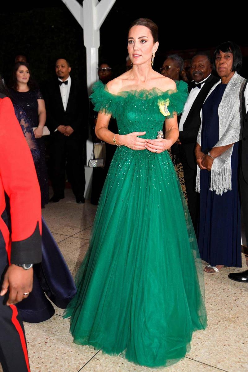 Kate Middleton con vestido largo verde de tul y escote bardot de Jenny Packman en Jamaica