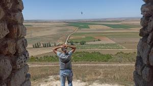 Un turista disfruta de las vistas desde la Puerta del roto de Urueña.