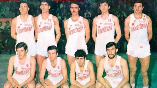 La plantilla Bosco Revoltosa en un partido de la temporada 1968/69.