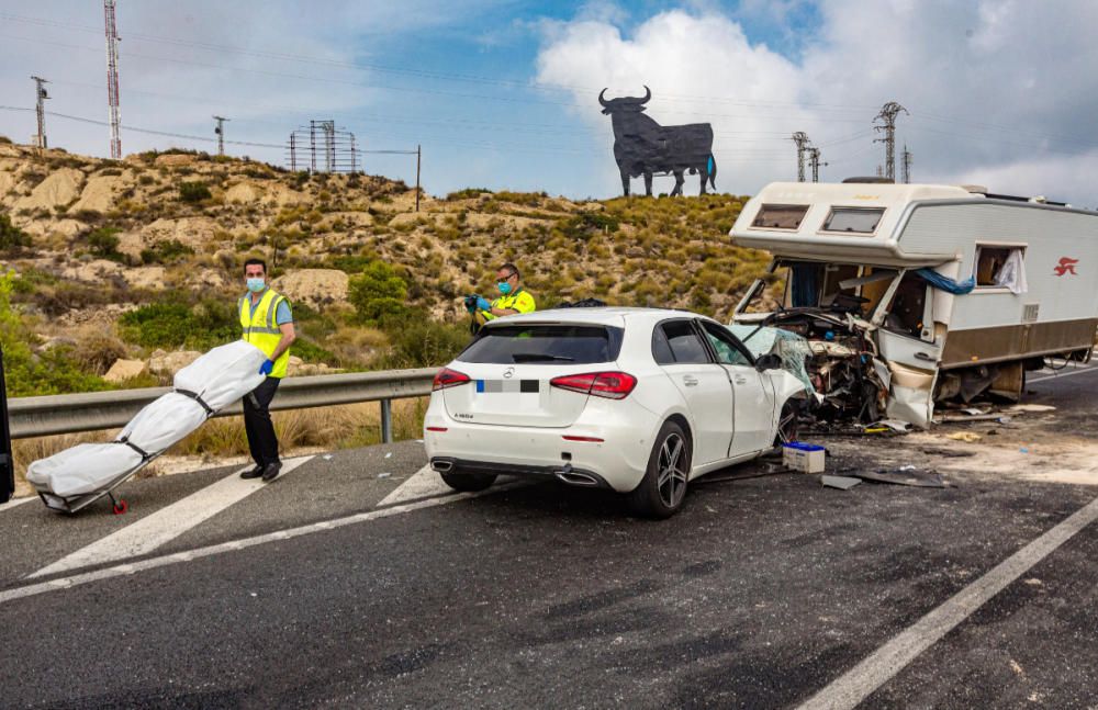 Un coche y una autocaravana han chocado a la altura de la venta Lanuza y la carretera ha sido cortada.