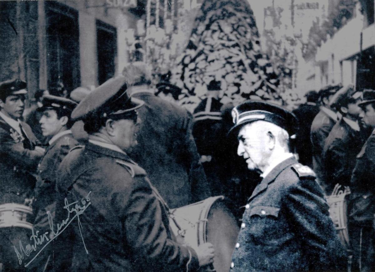 Manuel Pérez Tejera tras el paso de palio de la Hermandad de La Carretería en 1968.