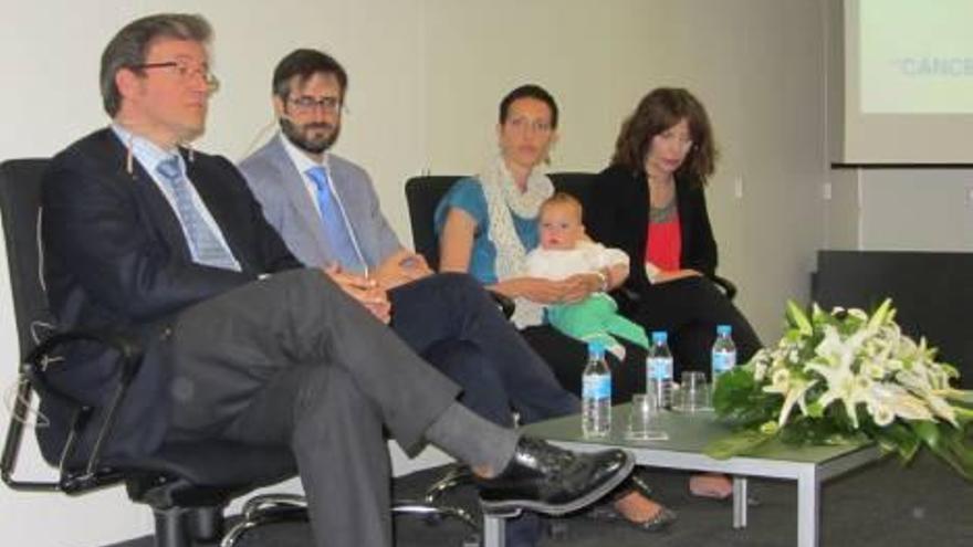 Rodríguez Lescure, Eloy Jiménez y las representantes de AMACMEC en el debate de ayer.