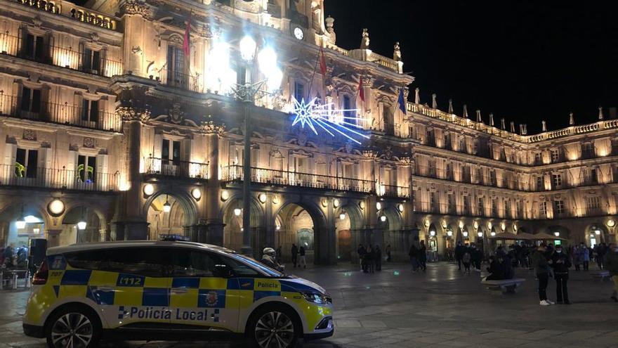 Policía Local en la Plaza Mayor de Salamanca.