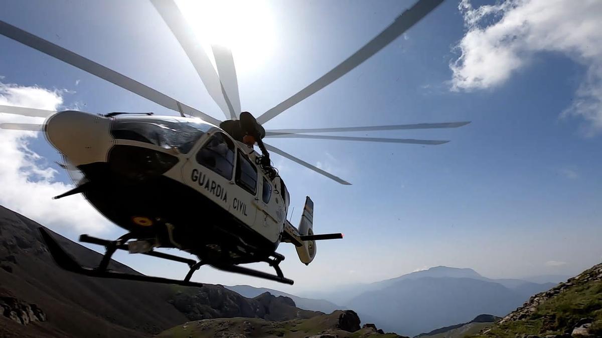 Helicóptero de la Guardia Civil, en el Pirineo oscense.