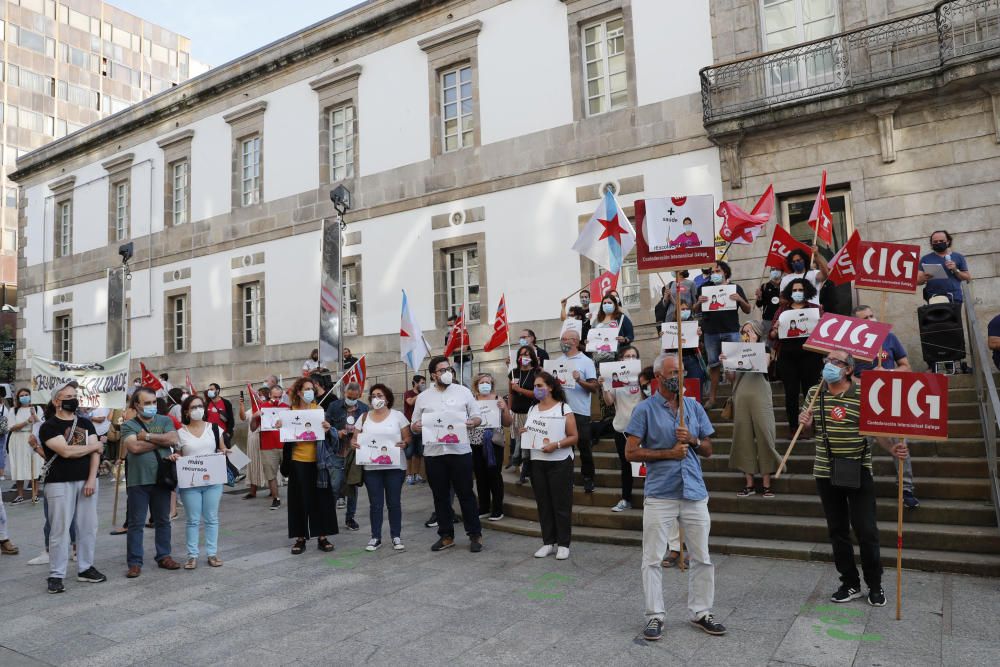 Los manifestantes, frente al museo Marco.