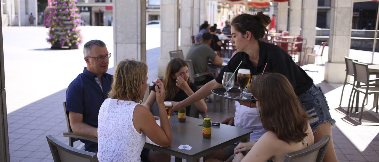 Una camarera en un establecimiento del centro de Castelló.