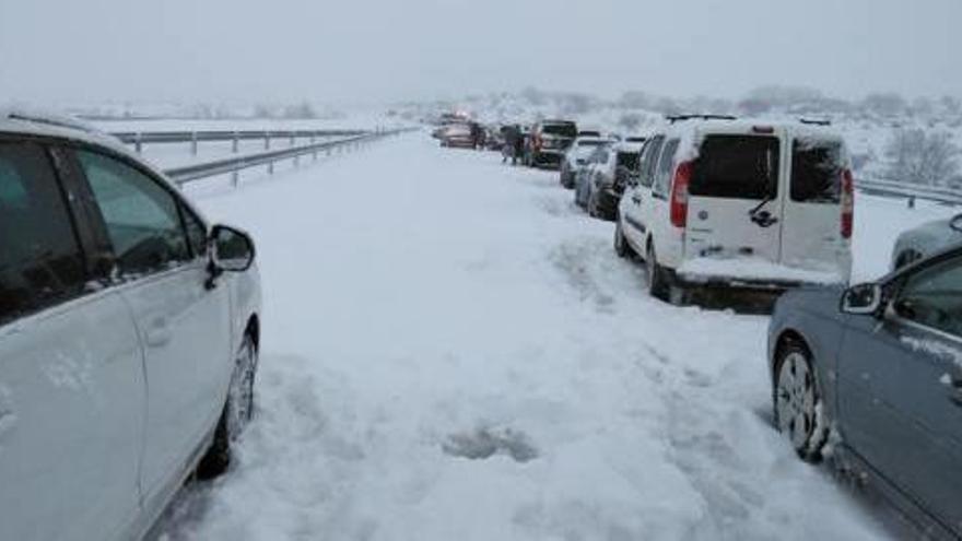 Cerca de 1.000 coches se quedaron atrapados en la autopista del noroeste por la fuerte nevada.