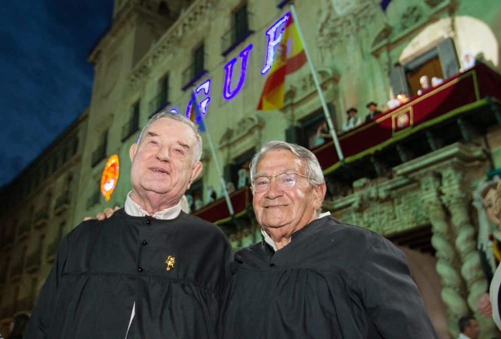 La apertura de las Hogueras del 90 aniversario resultó espectacular, con una gran participación de las comisiones, de veteranos festeros y de las Belleas del Foc.