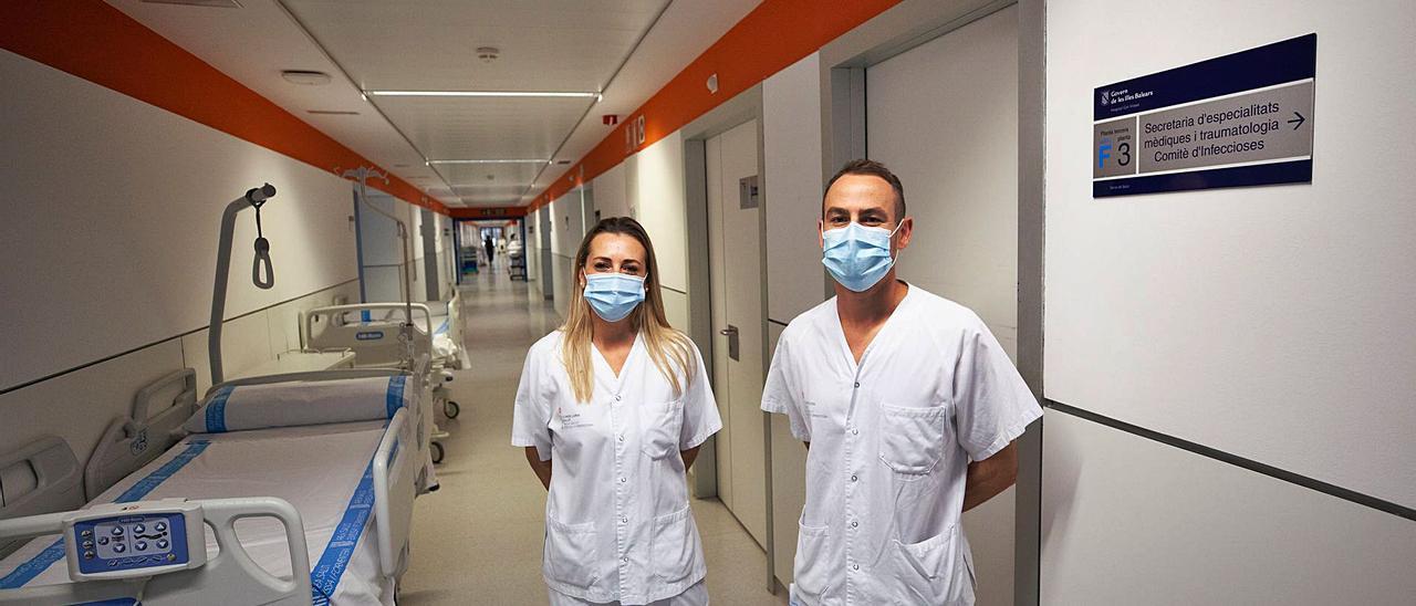 Vanesa Navas y Pedro Antonio Ruiz, en la unidad de hospitalización de Traumatología del Hospital Can Misses, en Ibiza.