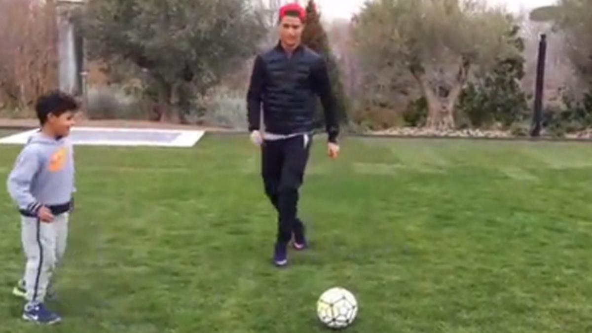 Cristiano Ronaldo y su hijo, en el jardín