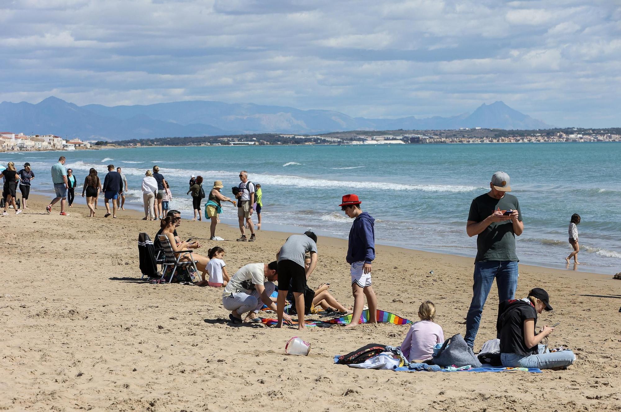 Así celebran el lunes de Pascua familias y vecinos en la playa de la Marina y la pinada