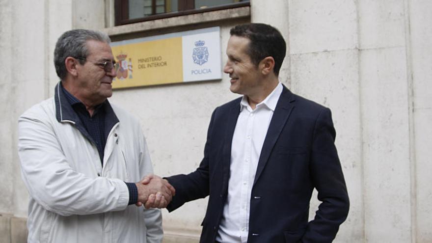 Martínez Navarro y Monje posan para LA OPINIÓN en la puerta de la Jefatura.