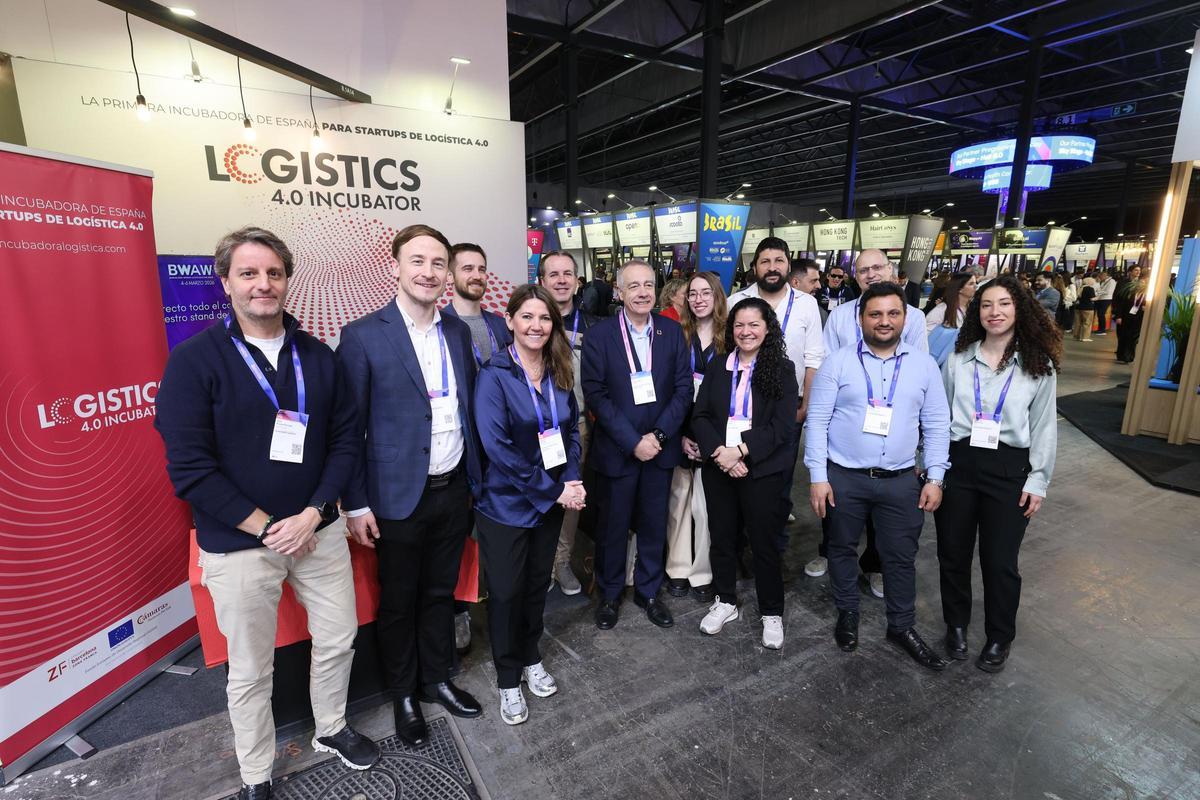 El presidente ejecutivo del CZFB, Pere Navarro, y la directora general, Blanca Sorigué, reunidos en el 'stand' de la Logistics 4.0 Incubator en el 4YFN con algunas de las 'startups' que están participando en el programa de incubación