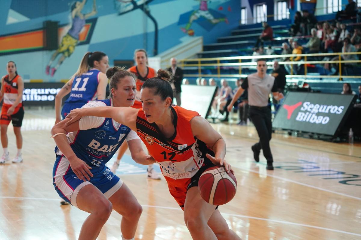La jugadora del Recoletas Zamarat, Ornella Santana, en una acción del juego