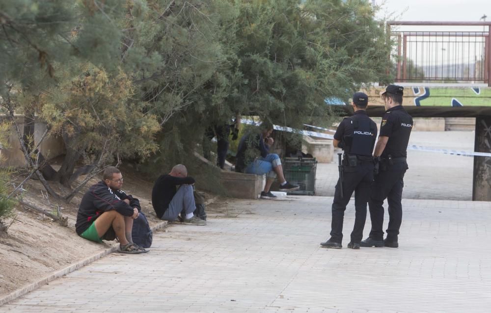 Hallan el cadáver de un indigente bajo un puente en la calle Teulada de Alicante