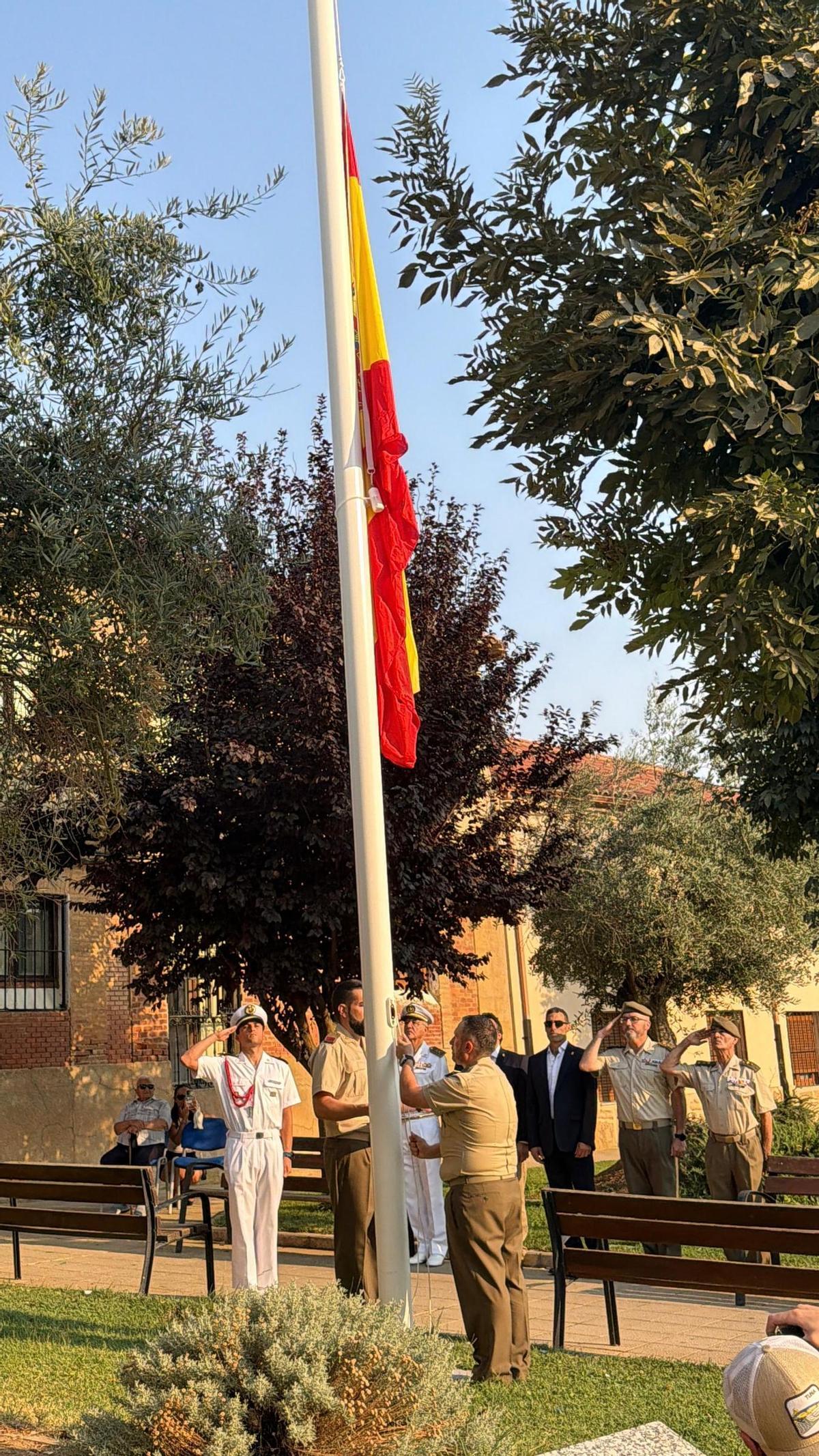 GALERÍA | Izado de la bandera de España en Villalobos GALERÍA | Izado de la bandera de España en Villalobos