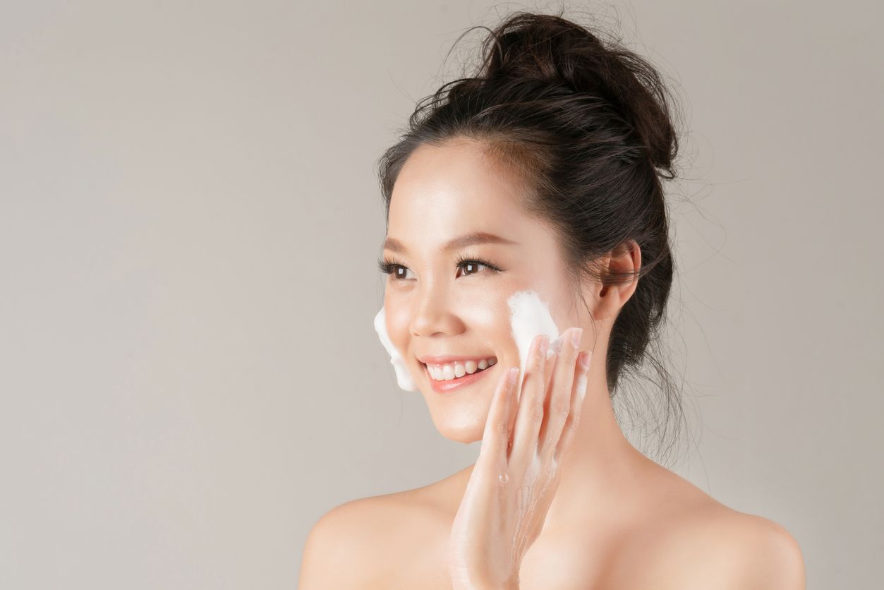 Mujer coreana limpieza facial