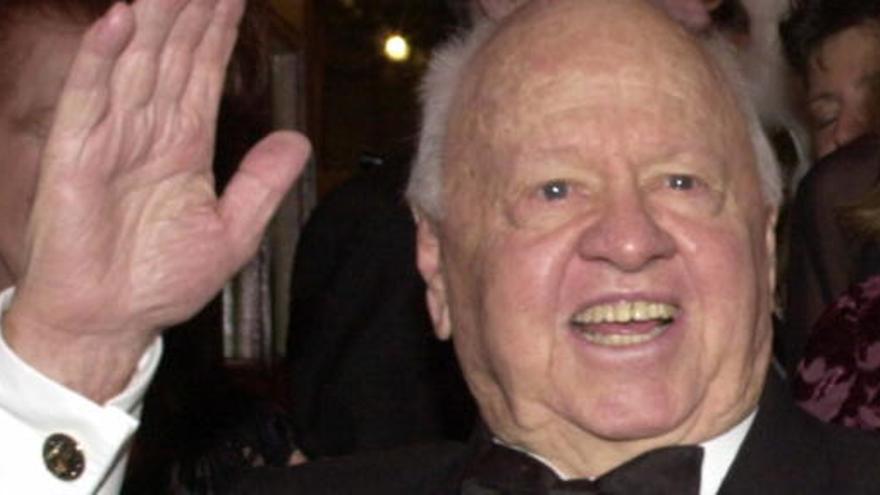 Mickey Rooney acusa a su hijastro de abuso y estafa