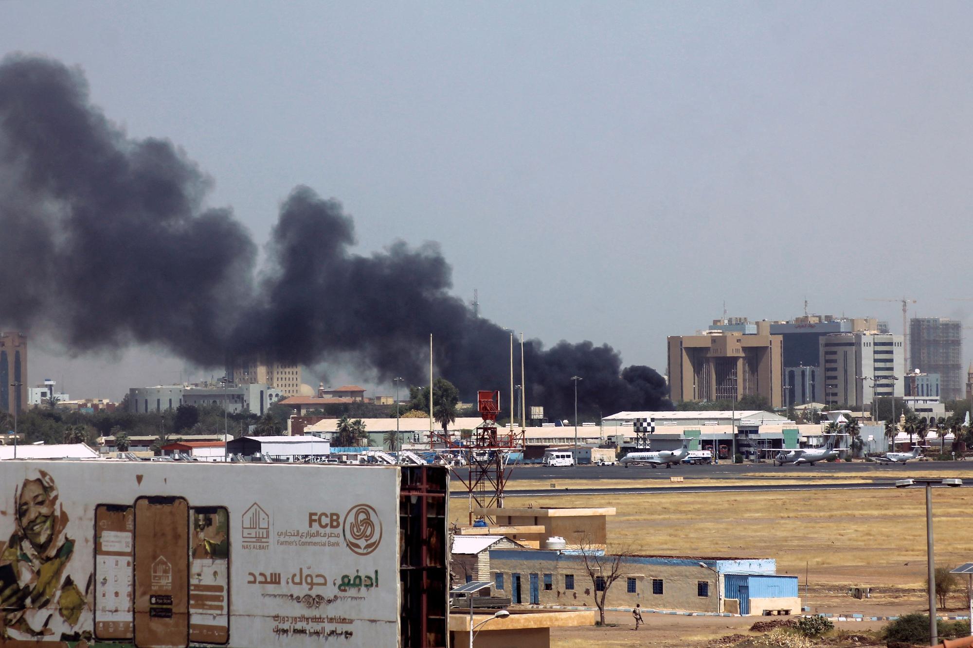 Humo de los bombardeos sobre el cielo de Jartum, cerca del aeropuerto.
